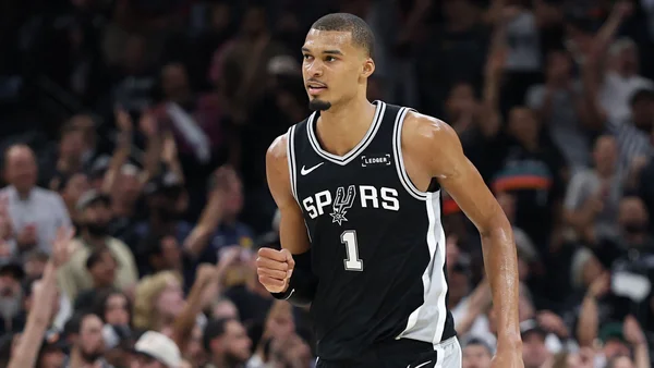 Victor Wembanyama en action lors d'un match NBA avec les San Antonio Spurs.