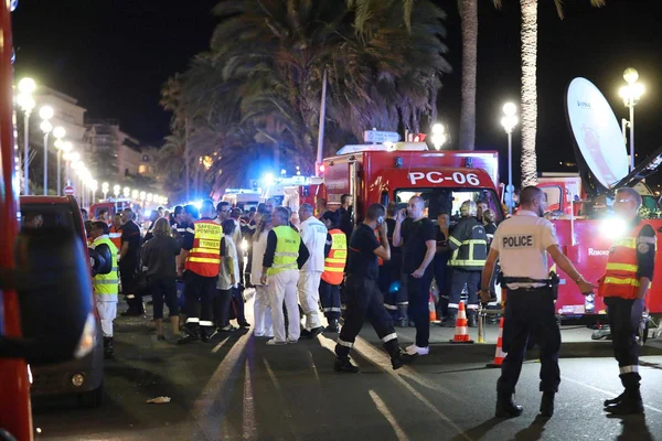 Intervention des secours sur la Promenade des Anglais après l'attentat du 14 juillet 2016, avec un camion de pompiers et des forces de l'ordre.