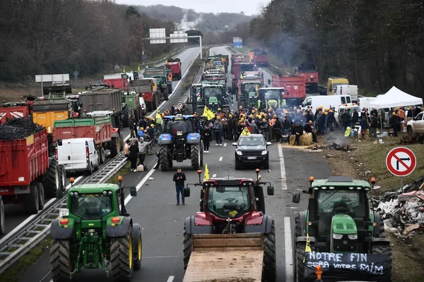 Colère des agriculteurs : la mobilisation se poursuit sur les autoroutes avec des tracteurs et des feux.