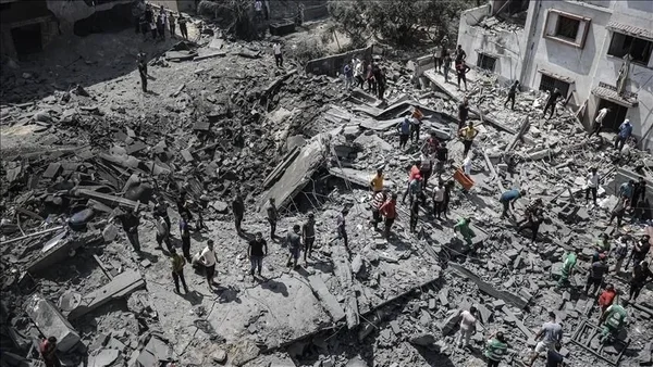 Destructions massives à Gaza après 300 jours de guerre, avec des bâtiments en ruine et des habitants dans les décombres.