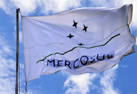Drapeau du Mercosur flottant lors d'un sommet des dirigeants sud-américains.