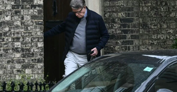 Peter Mandelson quittant un bâtiment londonien après sa mise en liberté sous caution.