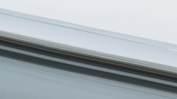 Graphique simplifié montrant une ligne de CO₂ stable à environ 250 ppm sur une période de 3 millions d'années, tandis qu'une courbe de température montre des cycles de glaciations et de déglaciations. L'image illustre le contraste entre la stabilité du CO₂ et les variations climatiques passées.