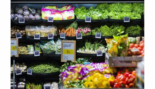 Rayon de légumes en supermarché illustrant la hausse des prix.
