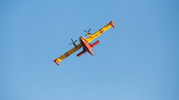 Un Canadair CL-415 en vol, illustration des moyens aériens de lutte contre les incendies.