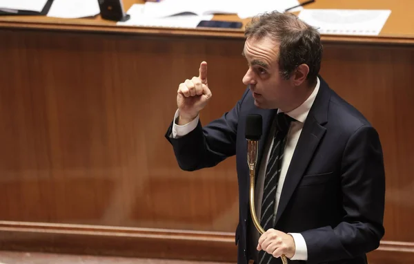 Sébastien Lecornu prenant la parole à un pupitre dans une enceinte officielle.