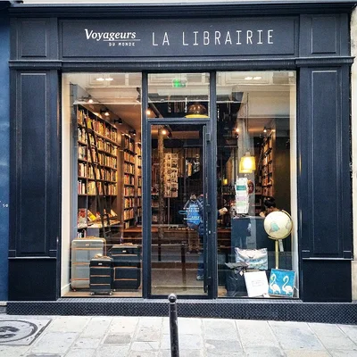 La librairie Voyageurs du Monde, une invitation au départ dès la rue Sainte-Anne.
