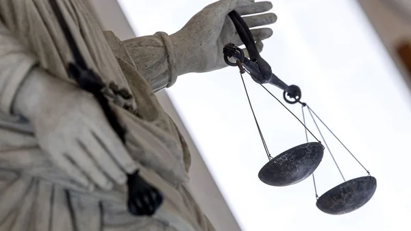 Statue de la Justice, symbole du procès intenté par les parents.
