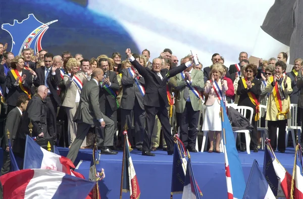 Jean-Marie Le Pen, fondateur du Front national, acclamé lors d'un rassemblement politique.