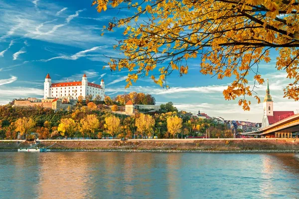 Le château de Bratislava surplombant le Danube en automne