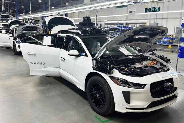 Usine de conversion des Jaguar I-PACE en robotaxis Waymo chez Magna en Arizona.