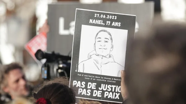 Pancarte en hommage à Nahel Merzouk brandie lors d'une manifestation contre la proposition de loi.