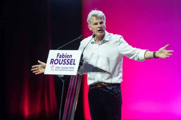 Fabien Roussel s'exprimant derrière un pupitre lors d'un congrès.