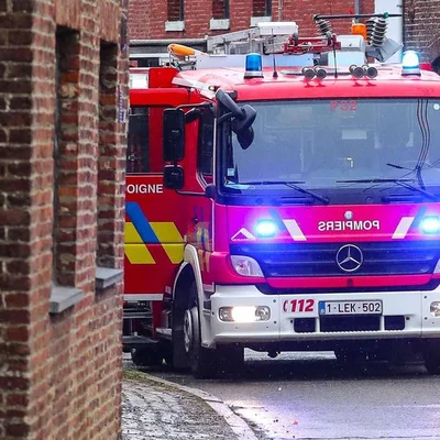 Camion de pompiers en intervention sur les lieux de l'incendie à Anvers.