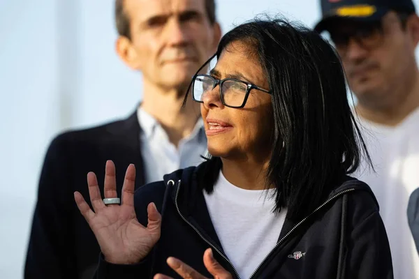La présidente vénézuélienne s'exprimant avec vigueur lors d'une conférence de presse.