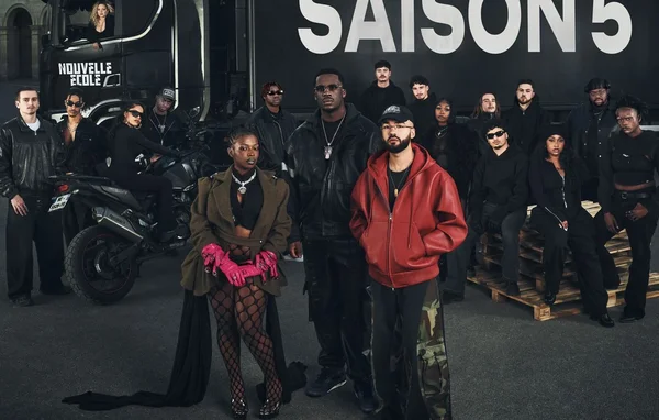L'équipe de la saison 5 de 'Nouvelle École' posant devant un camion avec une moto au premier plan.