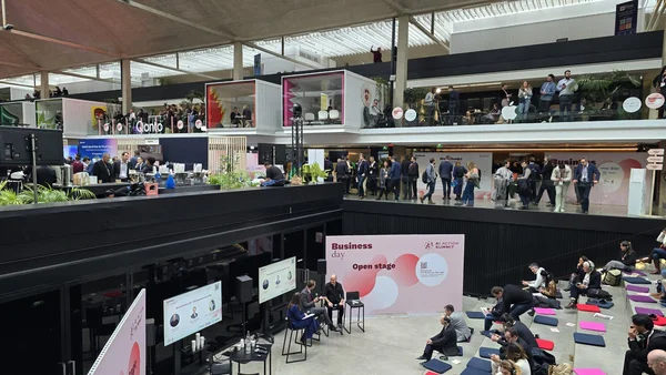 Un événement dédié à l'intelligence artificielle à Station F, avec une scène ouverte et des participants en plein échange.