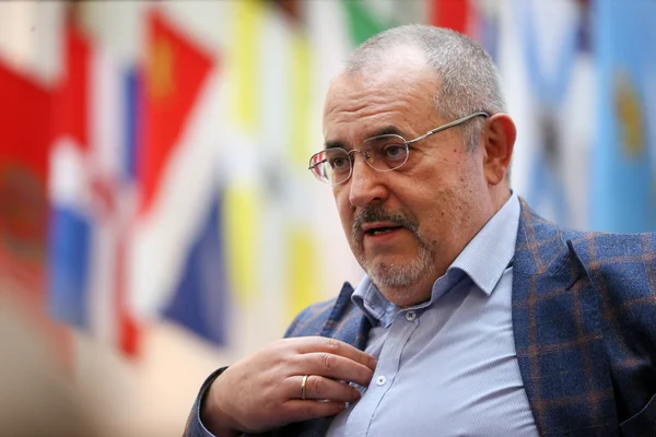 Boris Nadejdine s'exprimant dans un cadre diplomatique.
