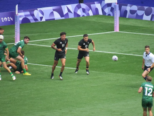 Action de jeu entre l'Irlande et la Nouvelle-Zélande en rugby à sept aux Jeux Olympiques de Paris 2024.