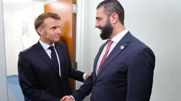 Le président syrien Ahmed al-Charaa et Emmanuel Macron échangent une poignée de main lors d'une rencontre à New York.