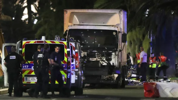 Policiers et secouristes près du camion qui a foncé dans la foule sur la Promenade des Anglais, le 14 juillet 2016 à Nice.
