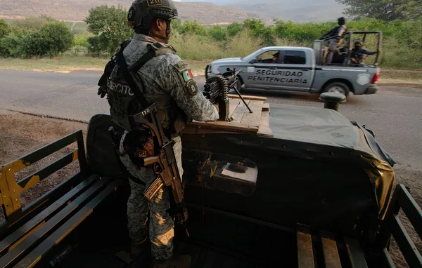 Un soldat mexicain armé d'une mitrailleuse sur un pick-up, illustration de la réponse sécuritaire après l'attaque ayant tué cinq policiers.