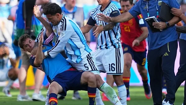 Accrochage entre un joueur argentin et un joueur espagnol lors d'un match.