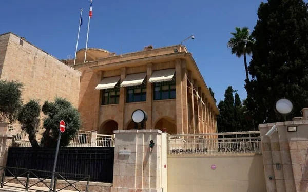 Le Consulat général de France à Islamabad (illustration) : un bâtiment officiel arborant les drapeaux français et européen.
