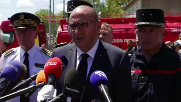Laurent Nuñez lors d'une conférence de presse sur les incendies, avec des pompiers en soutien.