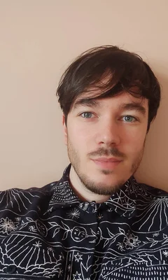 Julien Arnal, illustrateur de l'album, photographié en plan serré.