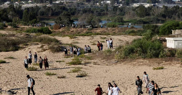 Des milliers d'Israéliens marchent vers la frontière de Gaza à travers un paysage aride, réclamant le rétablissement des colonies.