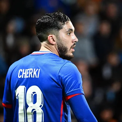 Rayan Cherki sous pression face à un adversaire anglais lors du match pour la 3e place de la Coupe du monde.