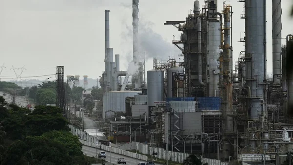 Complexe pétrolier et raffinerie, symbole de l'industrie vénézuélienne au cœur des enjeux politiques.