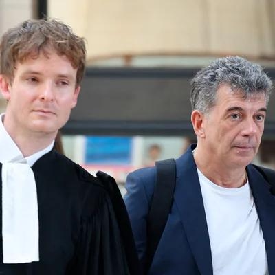 Stéphane Plaza et son avocat quittant le tribunal après l'audience.