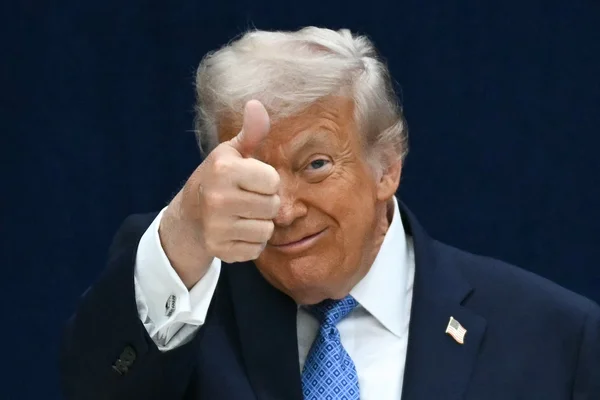 Donald Trump faisant un signe de pouce levé.