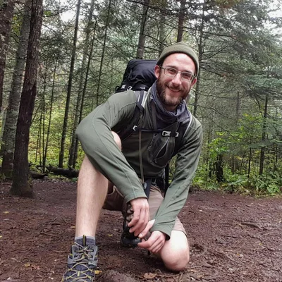Alex Pretti, victime des fusillades, photographié en extérieur.