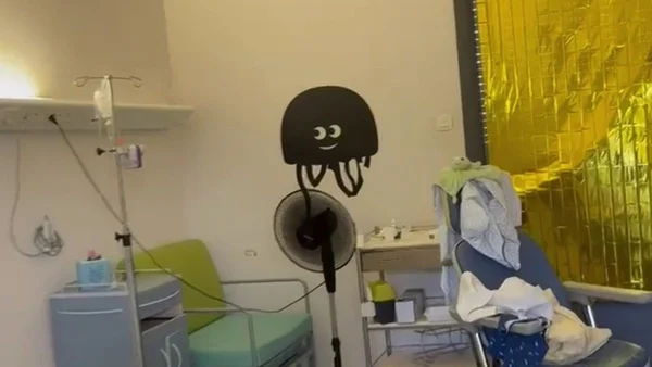 Ventilateur dans une salle de soins, illustrant les alternatives à la climatisation dans les hôpitaux.