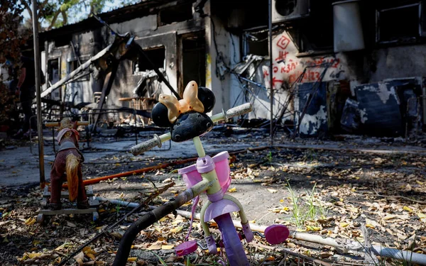 Les ruines d'un bâtiment après l'attaque du 7 octobre, avec des jouets d'enfants éparpillés dans les décombres.