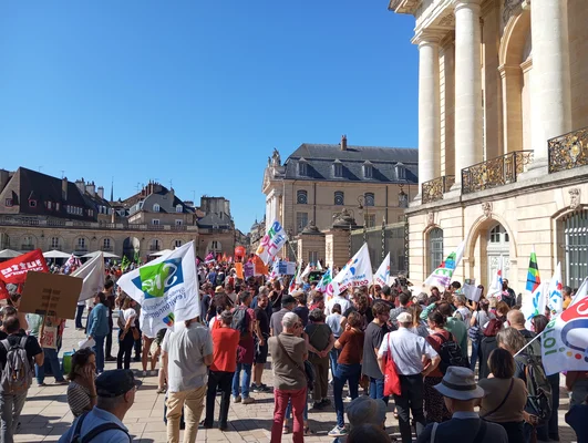 Manifestation intersyndicale du 18 septembre 2025 à Dijon, place de la Libération, devant le palais des Ducs de Bourgogne.