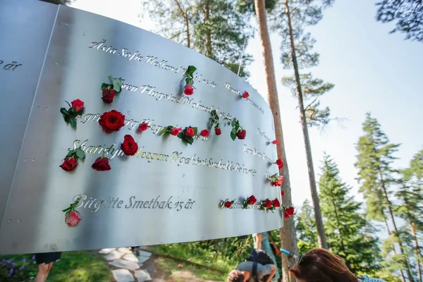 Le mémorial d'Utøya, avec les noms des victimes et des roses rouges déposées en hommage.