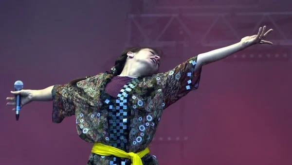 Catherine Ringer en concert avec les Rita Mitsouko, capturée dans un moment d'énergie.