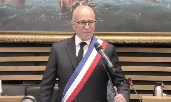 Éric Ciotti, maire de Nice, s'adressant à une assemblée avec l'écharpe tricolore.