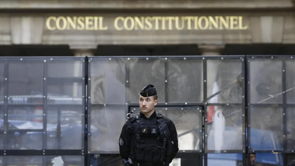 Un policier devant le Conseil constitutionnel à Paris.
