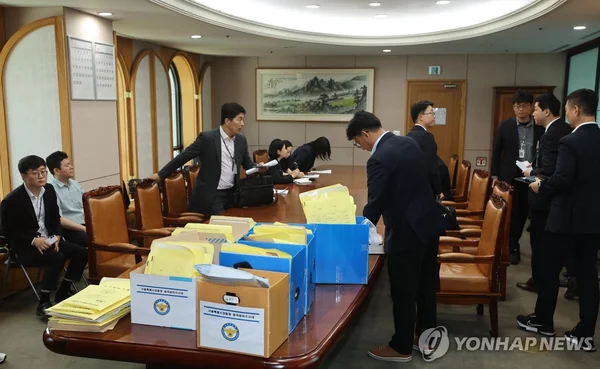 Perquisitions dans sept bureaux de la Commission électorale nationale de Corée du Sud après des pénuries de bulletins de vote.