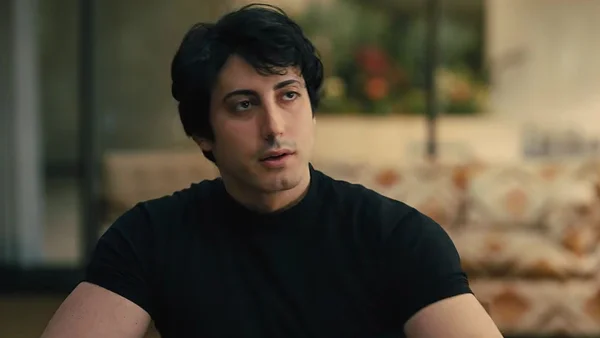 Portrait de Sylvester Stallone dans une scène du film I Play Rocky, regard pensif.
