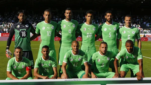 Équipe africaine de football posant avant un match international.