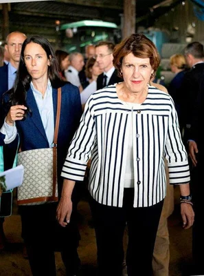 Annie Genevard (à droite) et une collaboratrice se déplaçant dans les couloirs de l'Assemblée.