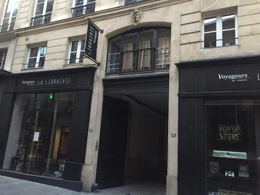 Les deux vitrines de Voyageurs du Monde et de sa librairie, rue Sainte-Anne à Paris.