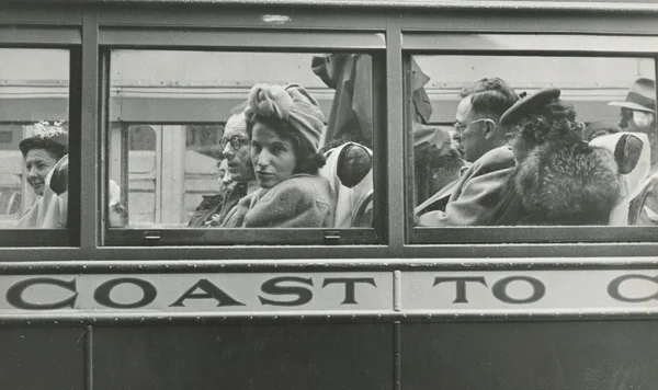 Passagers dans un bus américain, illustrant le voyage de Simone de Beauvoir à travers les États-Unis.