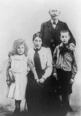 Le capitaine Alfred Dreyfus avec son épouse et leurs deux enfants, vers 1910-1935.